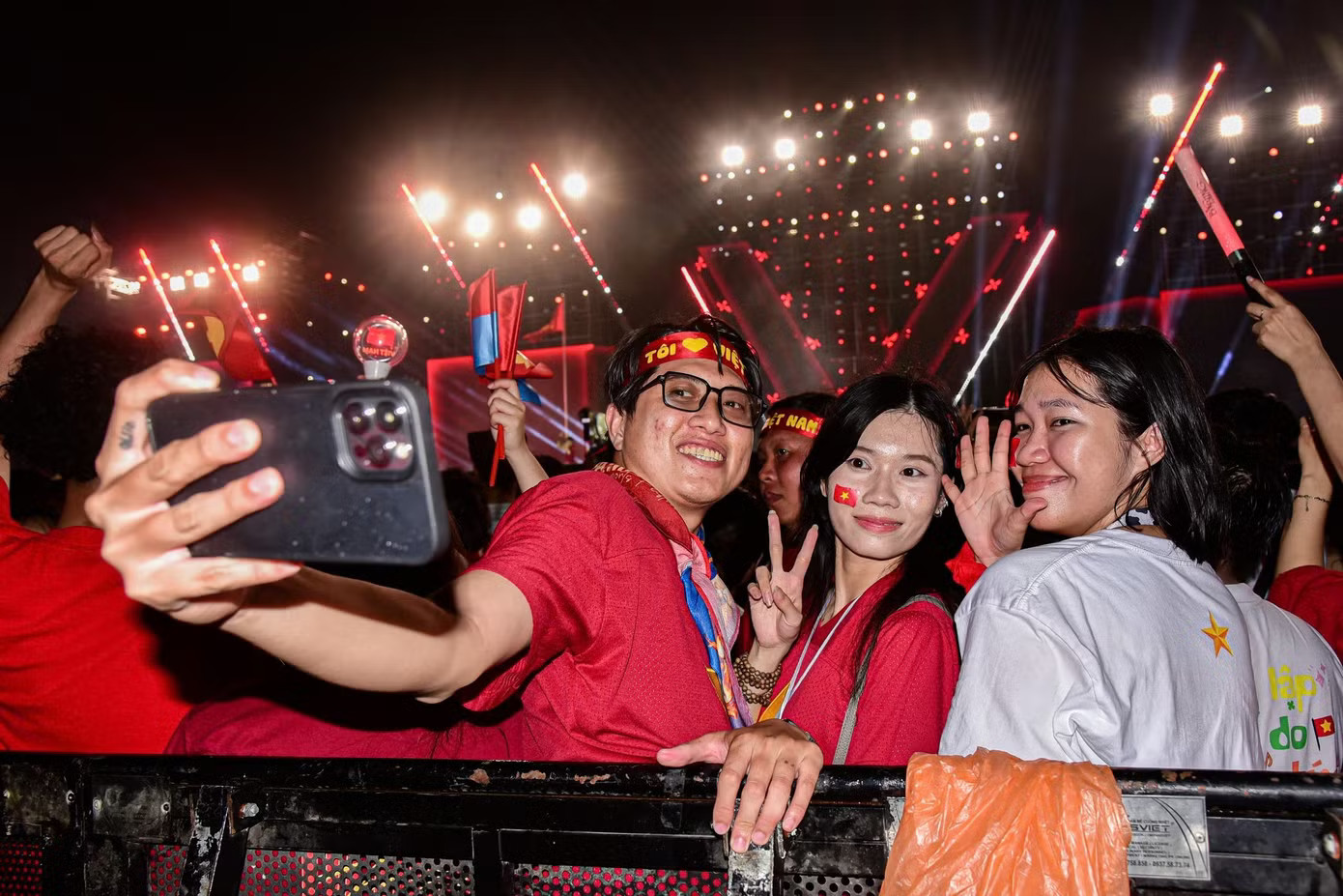 Những concert như “Tổ quốc trong tim” góp phần đa dạng hóa sản phẩm văn hóa, tạo sức hút với công chúng. Không có Big Bang hay BlackPink, TPHCM 'hái ra tiền' từ các concert nội địa - Ảnh 5.