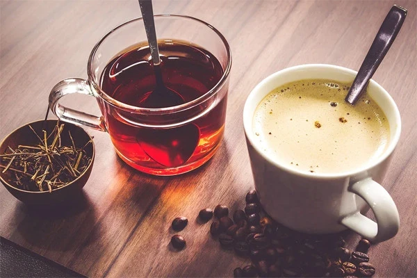 Cà phê và trà đều có chứa caffein nhưng tác động sức khỏe khác nhau.