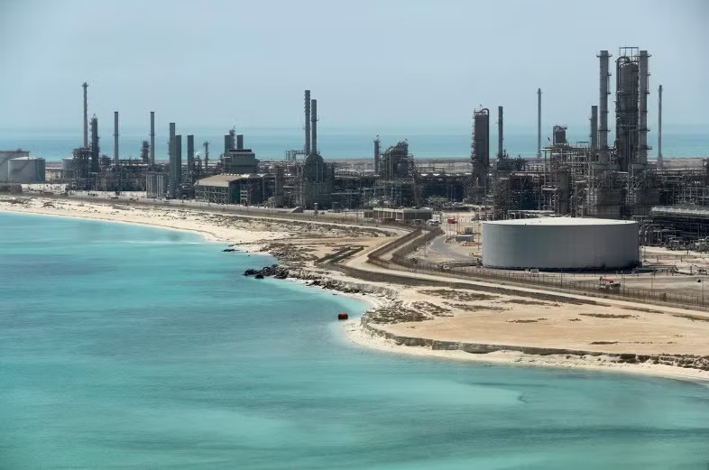 Houthi tập kích nhà máy lọc dầu lớn nhất của Ả-rập Xê-út - Ảnh 1.
