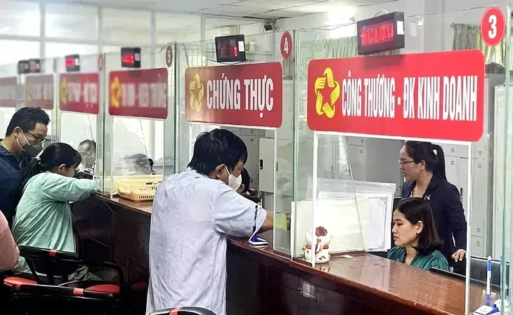 Vĩnh Long thi tuyển công chức 683 người hoạt động không chuyên trách - Ảnh 1.