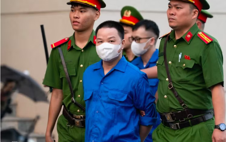 Bị cáo Lê Khắc Ngọ. Nạn nhân tố bị trùm lừa đảo Mr Hunter cho hàng chục côn đồ đến nhà đe dọa vì dám tố cáo - Ảnh 1.