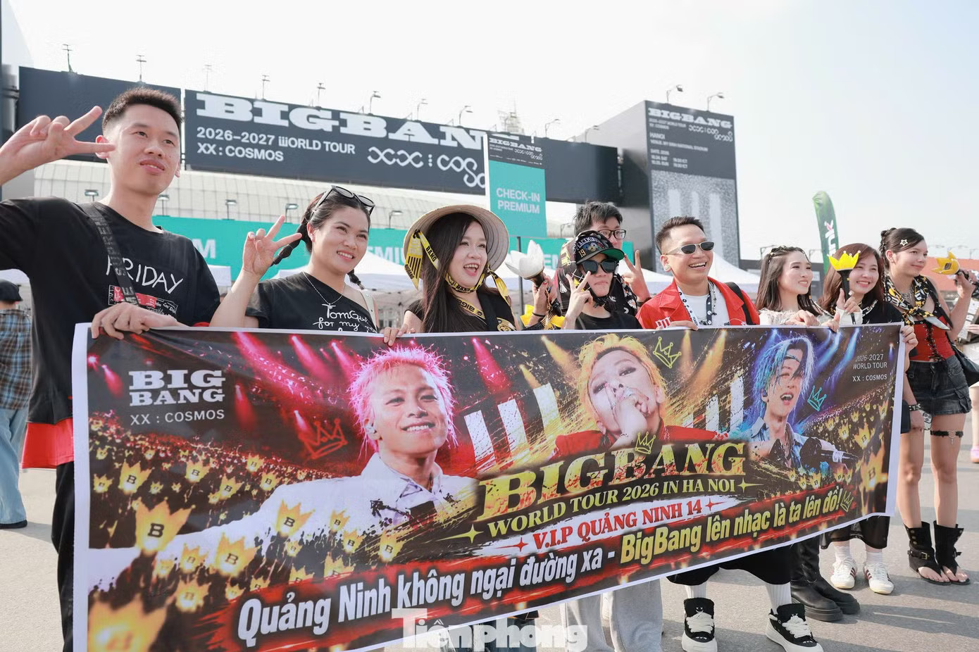 Nhóm khán giả từ Quảng Ninh đến Hà Nội xem Big Bang biểu diễn. Ảnh: Hồng Vĩnh. Giải mã 750 tỷ đồng đổ về Hà Nội từ cú nổ Big Bang - Ảnh 5.