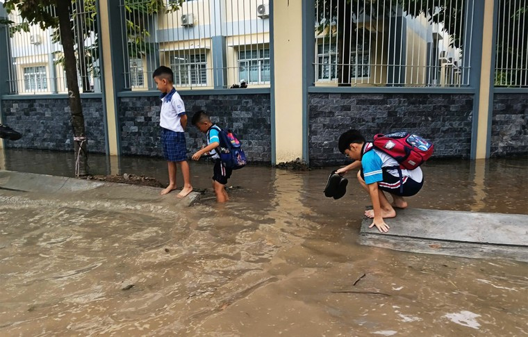 Người dân đề xuất điều chỉnh giờ học, giờ làm theo lịch triều cường ảnh 1