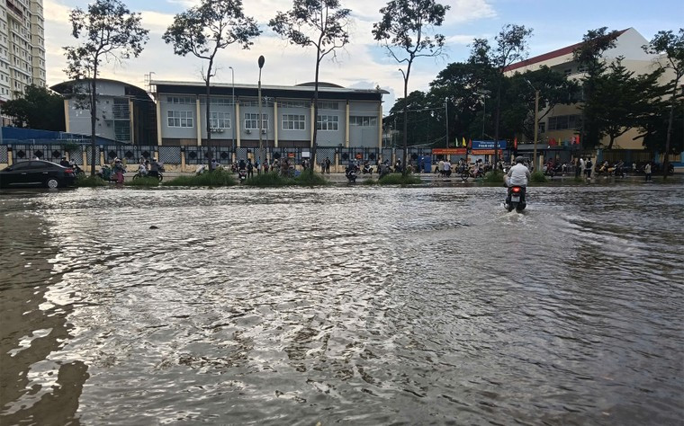Người dân đề xuất điều chỉnh giờ học, giờ làm theo lịch triều cường ảnh 2