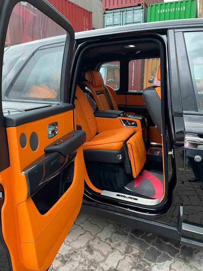 rolls-royce-cullinan-black-badge-thu-3-ve-viet-nam-so-huu-noi-that-mau-4-1621773863-927-width660height880.jpg
