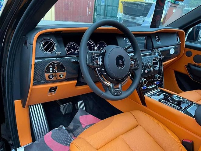 rolls-royce-cullinan-black-badge-thu-3-ve-viet-nam-so-huu-noi-that-mau-5-1621773863-492-width660height495.jpg