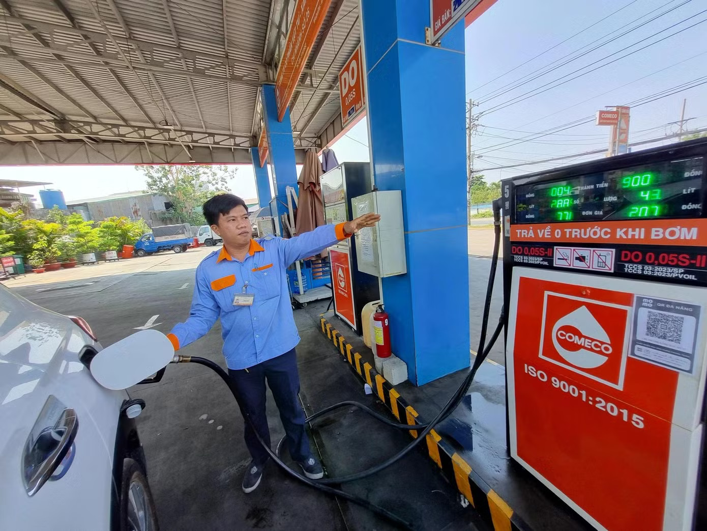 Nếu thuế tiêu thụ đặc biệt về 0%, giá xăng có thể giảm khoảng 1.500-1.800 đồng/lít, theo cơ cấu giá tại kỳ điều hành ngày 29/10. Nếu thuế tiêu thụ đặc biệt về 0%, giá xăng có thể giảm bao nhiêu? - Ảnh 1.