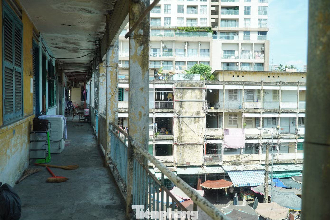 Bê tông ngoài hành lang các căn hộ bị bong tróc, để lộ cốt thép hoen gỉ. Hàng trăm người 'bám trụ' trong khu chung cư chờ sập ở TPHCM - Ảnh 4.