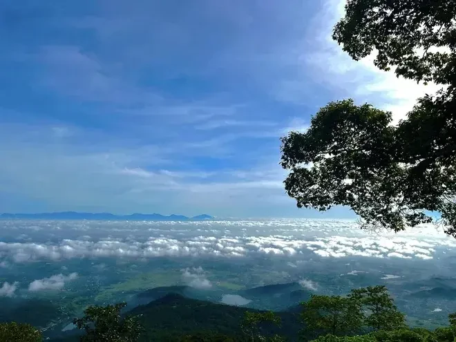 Nhiều lựa chọn địa điểm săn mây Ba Vì cực đẹp mà lại an toàn cho các gia đình - Ảnh 1. Nhiều lựa chọn địa điểm săn mây Ba Vì cực đẹp mà lại an toàn cho các gia đình - Ảnh 1.