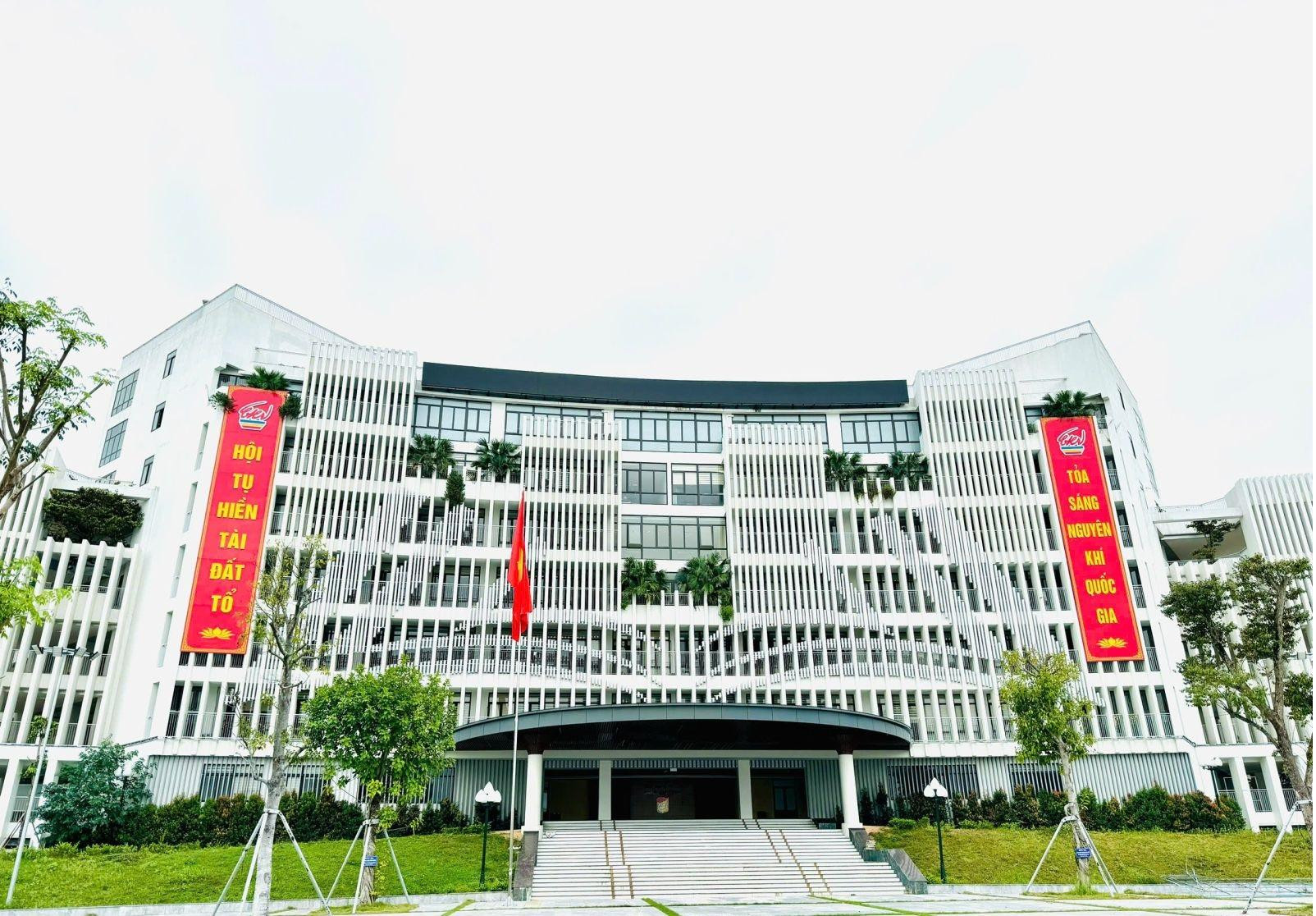 truongchuyenhungvuong_1793243777.jpg