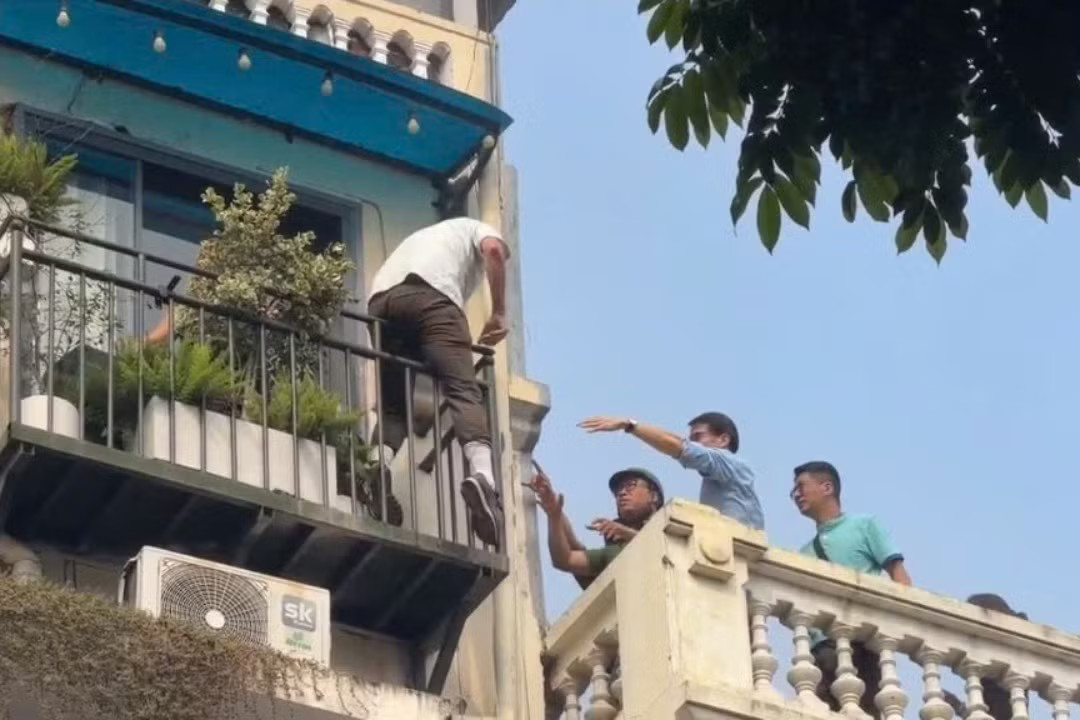 Người dân xung quanh được hướng dẫn ra nơi an toàn. Cháy nhà 4 tầng trên phố Tràng Tiền, Hà Nội - Ảnh 1.