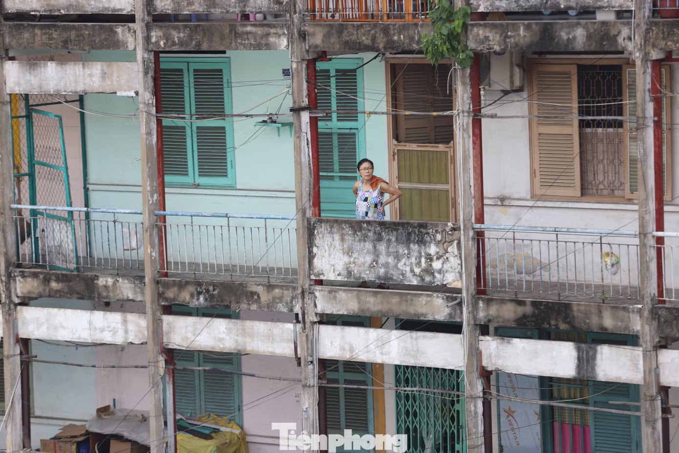 Nhiều người dân sống tại chung cư Vĩnh Hội mong sớm được di dời, có phương án bồi thường thỏa đáng để ổn định cuộc sống tại nơi ở mới. Hàng trăm người 'bám trụ' trong khu chung cư chờ sập ở TPHCM - Ảnh 7.