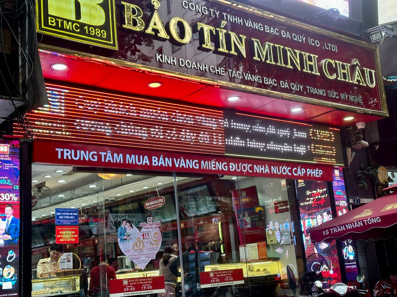Nhiều fanpage giả mạo tích xanh đang mời mua vàng, nhận ưu đãi, yêu cầu chuyển khoản trước. Bảo Tín Minh Châu vừa lên tiếng cảnh báo