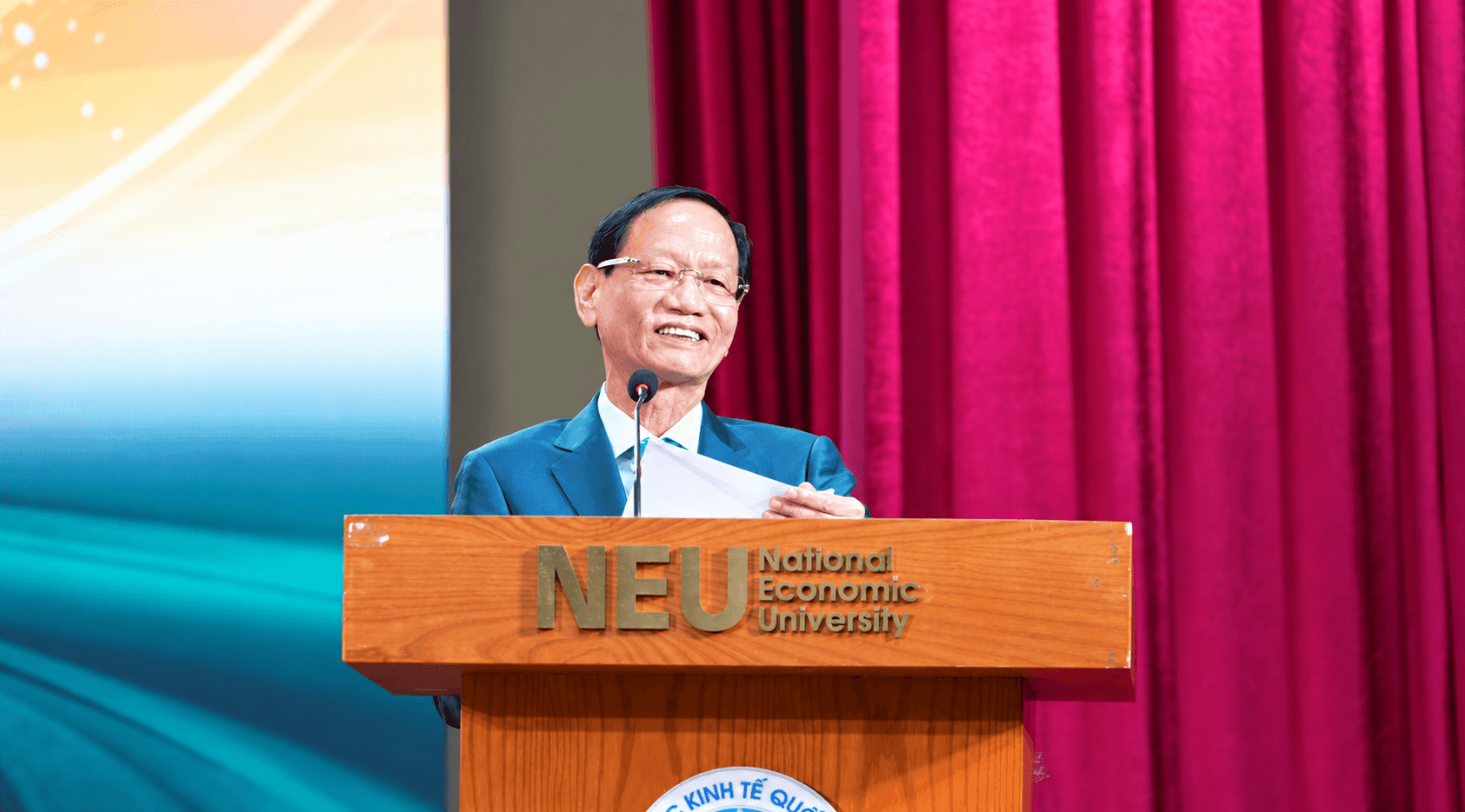 Diễn giả tại bục giảng NEU