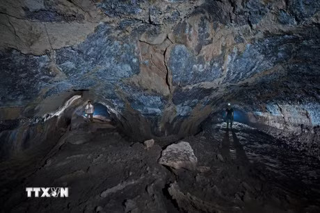 Bên trong Hang C2 thuộc hệ thống hang động núi lửa Krông Nô, Công viên Địa chất toàn cầu UNESCO Đắk Nông. (Ảnh: TTXVN phát)