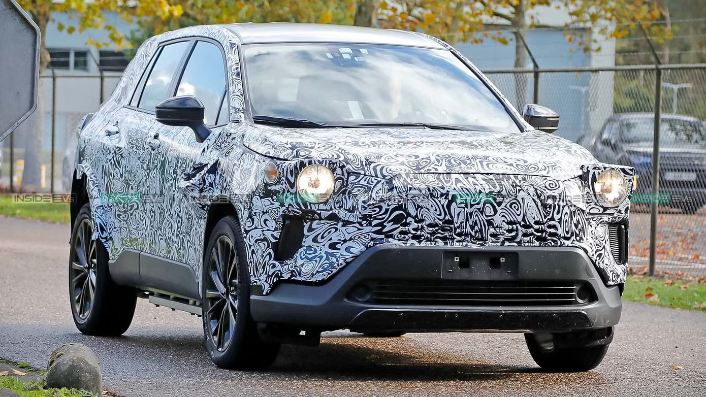 Nguyên mẫu SUV điện mới của Toyota chạy thử trên đường. Ảnh: InsideEV SUV điện mới của Toyota xuất hiện, có nét giống Corolla Cross - Ảnh 1.