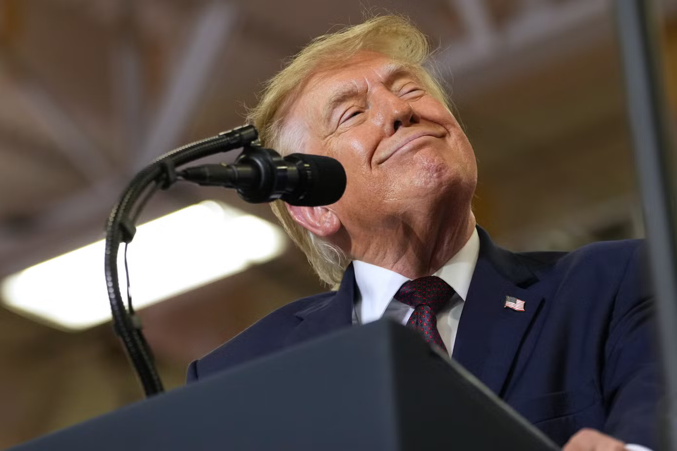 Tổng thống Mỹ Trump bất ngờ huỷ lịch vận động trực tiếp, căng thẳng bùng nổ tại Alaska - Ảnh 1.
