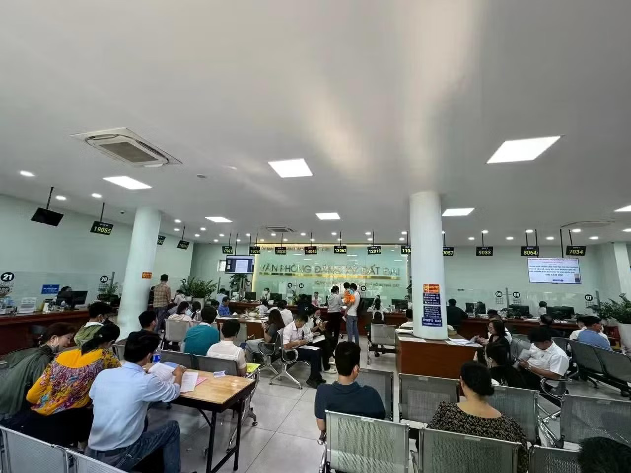 Người dân có thể thực hiện tại bất kỳ chi nhánh nào hoặc tại Văn phòng đăng ký đất đai TPHCM. Quy định mới thủ tục đất đai ở TPHCM: Không cần đến nơi có nhà đất - Ảnh 1.
