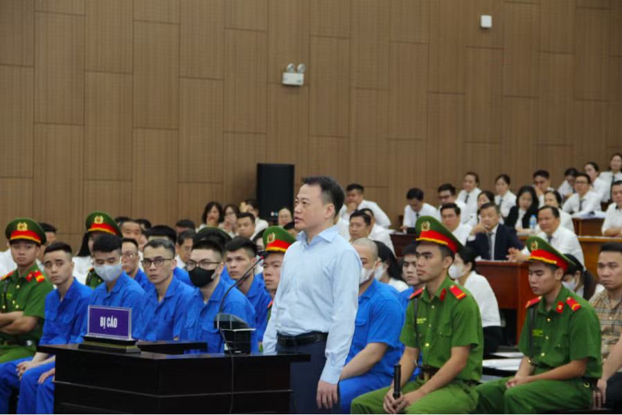 Shark Bình tại tòa. Shark Bình: 'Bị cáo dám làm dám chịu, đi tù thì tươi lên thôi' - Ảnh 1.