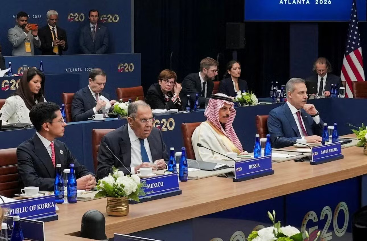 Ngoại trưởng Nga Sergei Lavrov (thứ 2 từ trái sang) tham dự cuộc họp của G20 tại Atlanta ngày 30/10. (Ảnh: Reuters) Nga cảnh báo mời Ba Lan vào G20 sẽ phản tác dụng - Ảnh 1.