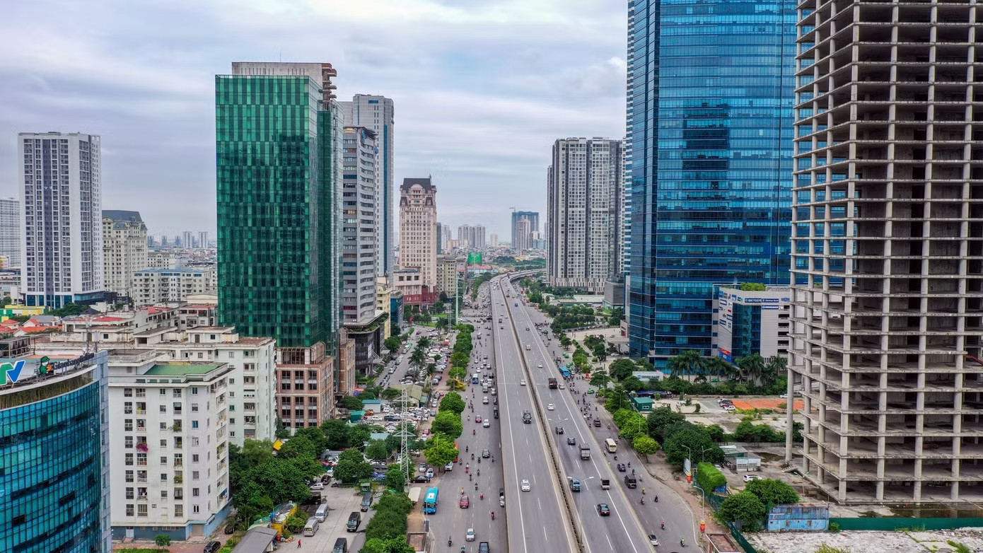 'Khốc liệt' văn phòng Hà Nội - Ảnh 1.