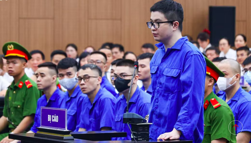 Mr Pips Phó Đức Nam tại tòa. Mr Pips: ‘Có những lúc bị cáo buồn, kể cả có nhiều tiền cũng thấy cuộc đời này vô thường vô nghĩa’ - Ảnh 1.