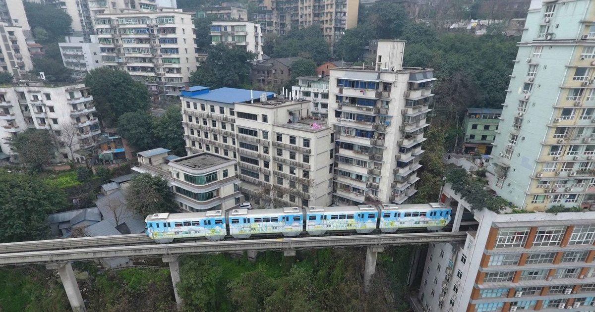 Đường sắt chạy 'xuyên thủng' tòa nhà 19 tầng tại thành phố có hệ thống giao  thông 'viễn tưởng', ai xem cũng há hốc