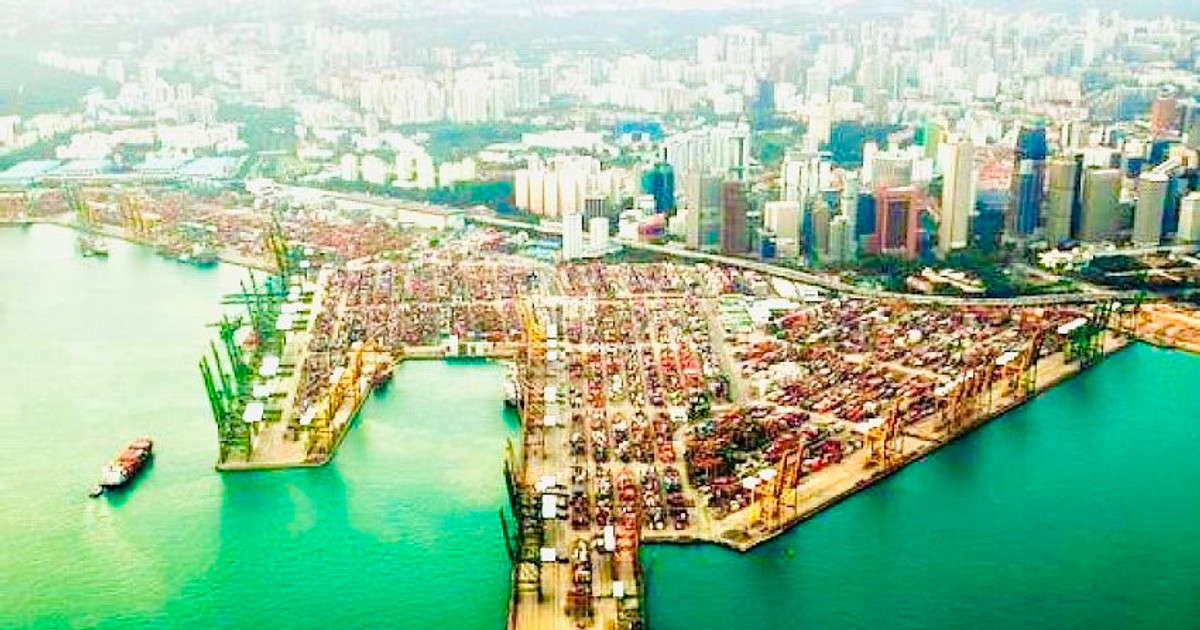 Hàng hóa thế giới 'mắc kẹt' ở siêu cảng Singapore, giá cước vận tải tăng trở lại