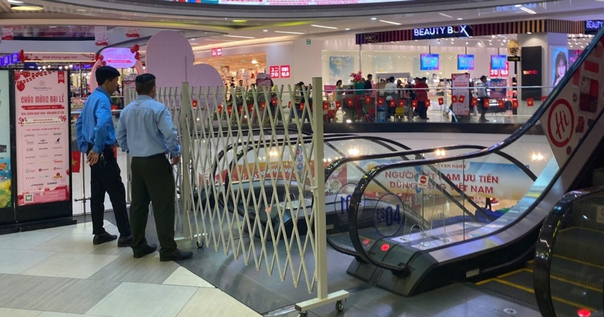 Cận cảnh hiện trường vụ nghi nhảy lầu lần 3 ở Vạn Hạnh Mall