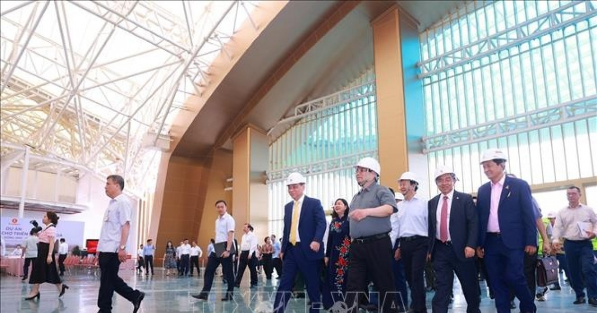 Tỷ phú Phạm Nhật Vượng tháp tùng Thủ tướng thị sát siêu dự án Top 10 thế giới
