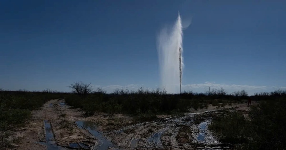 Mặt đất phồng rộp, giếng dầu hóa ‘ngòi nổ’: Mỏ dầu lớn nhất nước Mỹ có ...