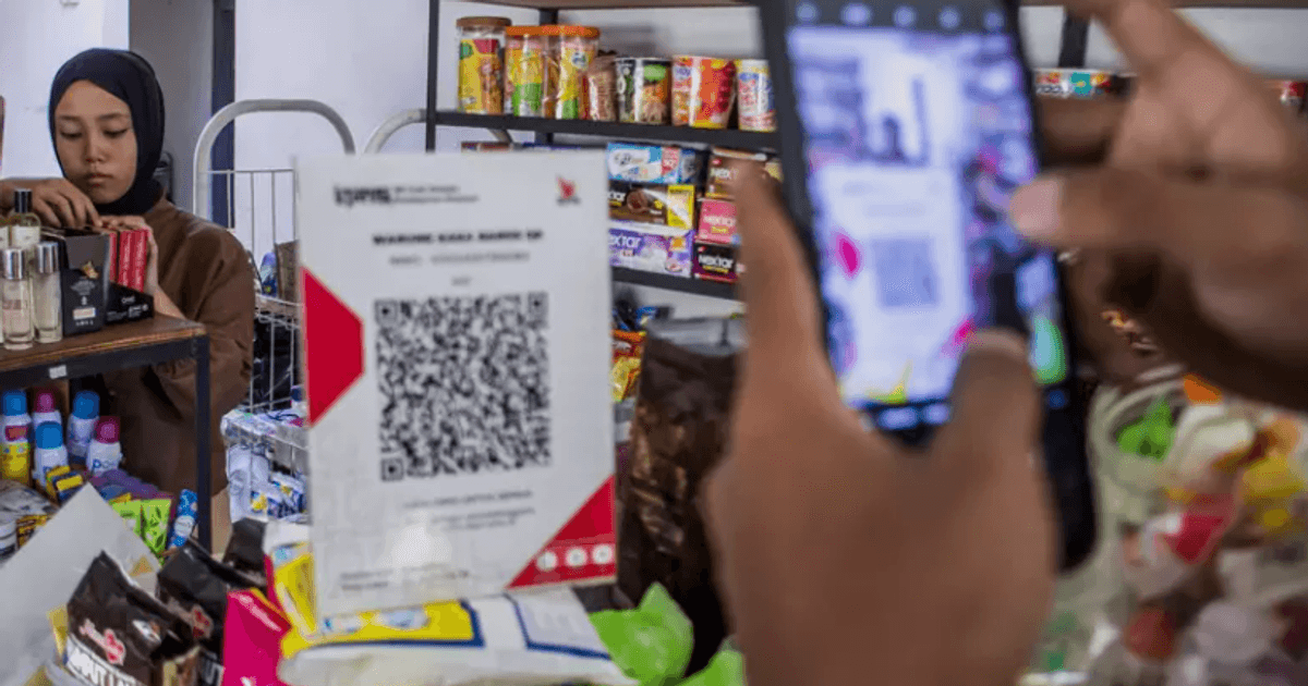 Clip cụ bà bị từ chối vì không biết dùng QR code gây phẫn nộ, NHTW nền ...