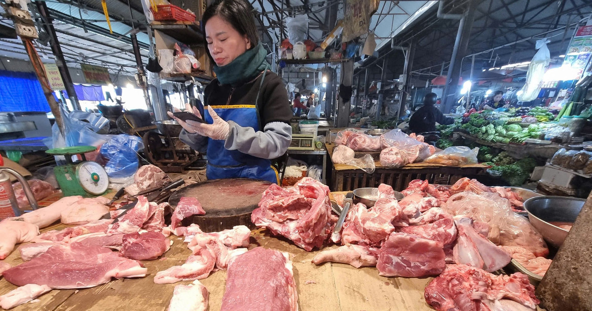 Thịt heo tăng sốc sát Tết: Giá leo thang 30%, đắt ngang thịt bò, tiểu thương than trời vì khách mua dè sẻn