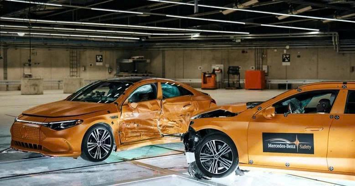 Mercedes cho xe xăng đâm ngang xe điện để thử nghiệm an toàn