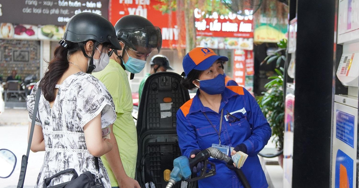 Giá xăng Việt Nam rẻ hơn Thái Lan, Lào, nhưng mỗi ngày người Việt vẫn mất gần 8% thu nhập cho 1 lít