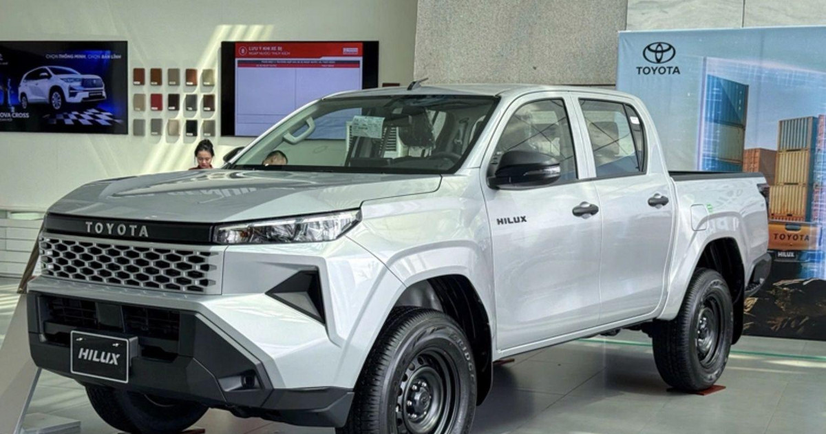 Video quảng cáo Toyota Hilux ‘nhắm thẳng’ xe bay của Tesla vừa ra mắt
