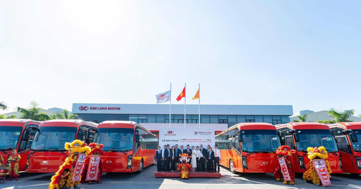 Lần đầu tiên 100 xe bus giường nằm điện chạy liên tỉnh xuất hiện: Mẫu xe thuần Việt của Kim Long Motor có gì đặc biệt?