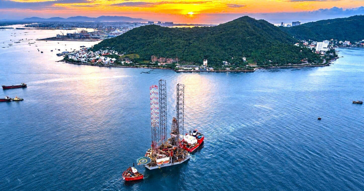 "Cỗ máy" có thể khoan sâu 10.700m của PV Drilling (PVD) được kéo thành công về Việt Nam sau hải trình 11.600km