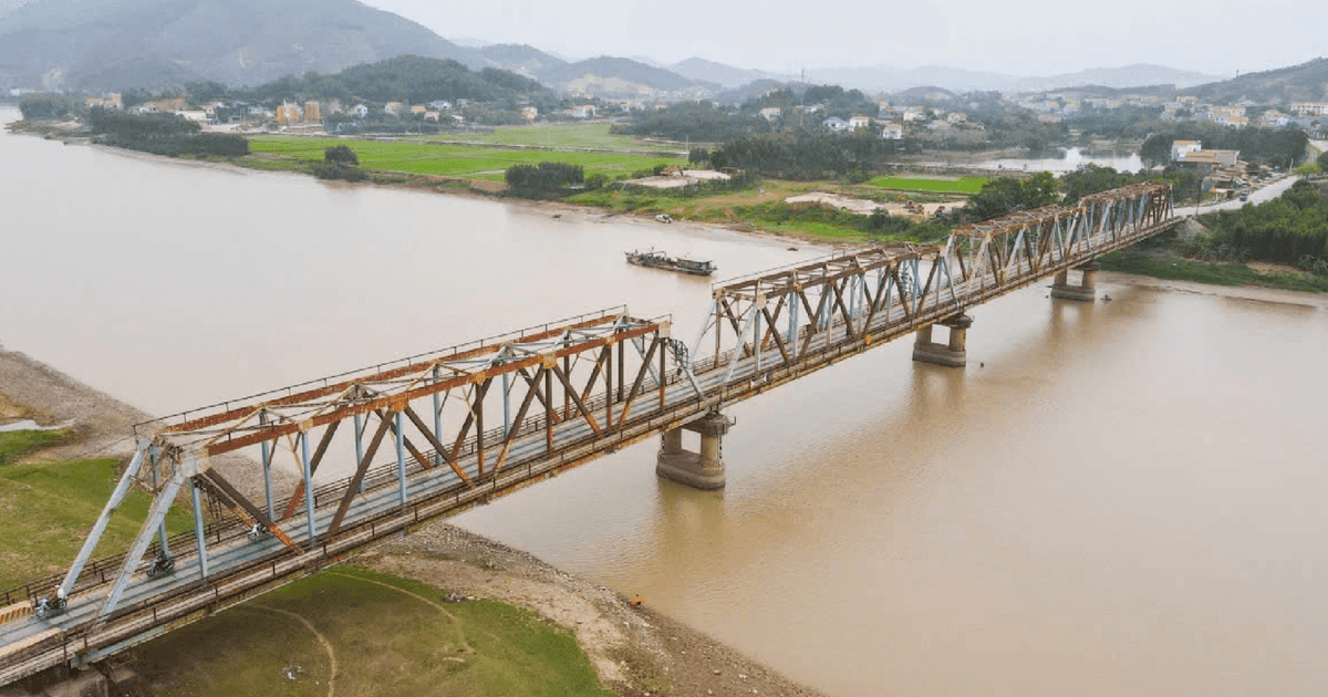 Cây cầu thay thế cây cầu duy nhất ở Việt Nam có đường sắt chung đường bộ sắp đi vào hoạt động
