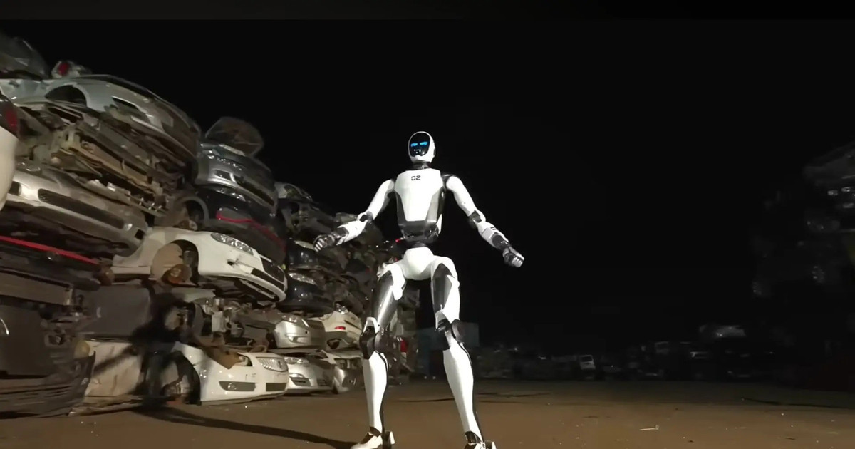 Robot hình người nâng ô tô giải cứu người mắc kẹt, tước dao của kẻ tấn công