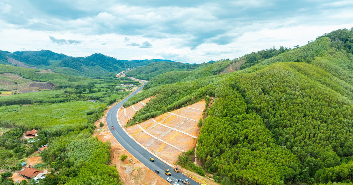 Trực tiếp kiểm tra tuyến cao tốc kết nối rừng - biển đầu tiên của Việt Nam, Chủ tịch Đèo Cả ra chỉ đạo nóng