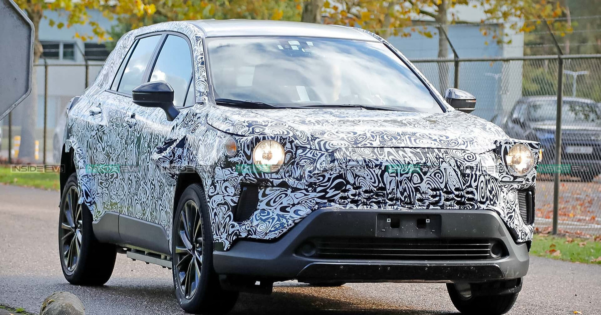 SUV điện mới của Toyota xuất hiện, có nét giống Corolla Cross