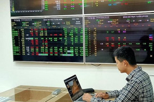 Hệ thống mới sàn HOSE đi vào hoạt động, VN-Index giảm 124 điểm, vốn hóa sàn HOSE mất 20 tỷ USD
