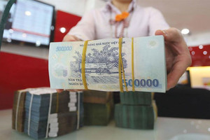 Ngành ngân hàng giảm lãi suất cho vay hỗ trợ doanh nghiệp vượt bão Covid-19