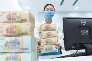 Nới room tín dụng, chưa vội mừng