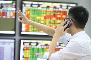 Cổ phiếu chứng khoán, ngân hàng, dầu khí tăng sớm, VN-Index trở lại mốc 1.280 điểm