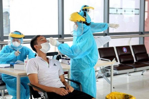 Hà Nội: Hơn 200 người khai báo ho sốt ở cộng đồng, chờ được xét nghiệm SARS-CoV-2