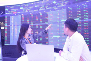 VN-Index đỏ dần trong phiên ATC, cổ phiếu thép nhạt màu