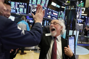 Nasdaq và S&P 500 cùng lập đỉnh phiên thứ 3 liên tiếp, cổ phiếu ngân hàng bứt phá