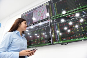 Tự doanh chứng khoán ngắt mạch bán ròng, mua mạnh cổ phiếu bất động sản và bluechips VN30